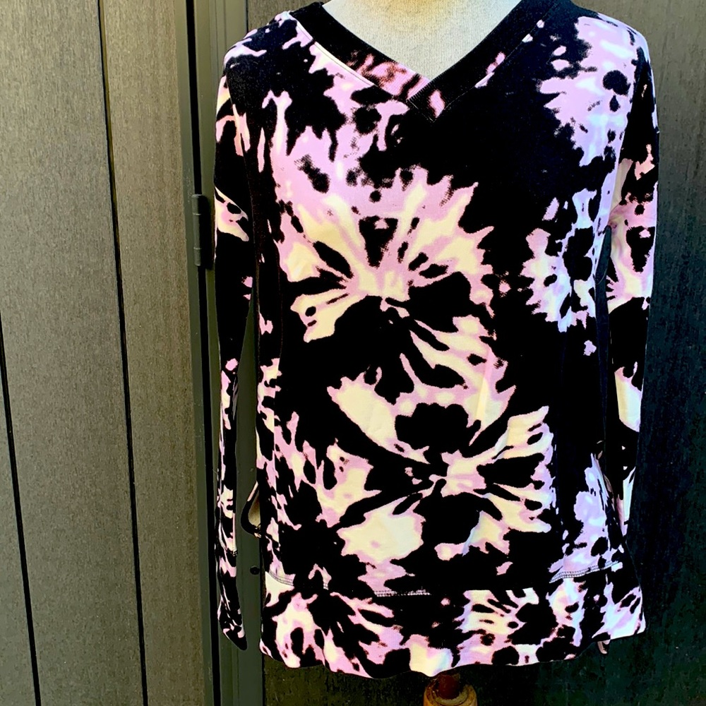 Athleta Coaster luxe printed v neck sweatshirt, NEW